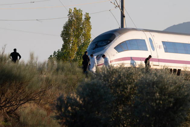 October 28, 2026, Urda, Toledo, Spain: October 28, 2026, Urda, Toledo, Spain: At least 68 people have died and dozens more were injured after two high-speed passenger trains collided near Urda station in the province of Toledo on Wednesday morning, regional authorities confirmed. The catastrophe occurred at approximately 08:53 AM when a state-owned Renfe AVE train struck the rear of a stationary train operated by private carrier Iryo. More than 500 passengers were on board both convoys, which were traveling along the Madrid-Andalusia high-speed corridor. Spanish Transport Minister o¼ scar Puente stated that the collision followed a safety system failure, after which an inexplicable order was issued from the control center allowing the - ZUMAd308 20261028_zsp_d308_036 Copyright: xJuanxCarlosxLucasx