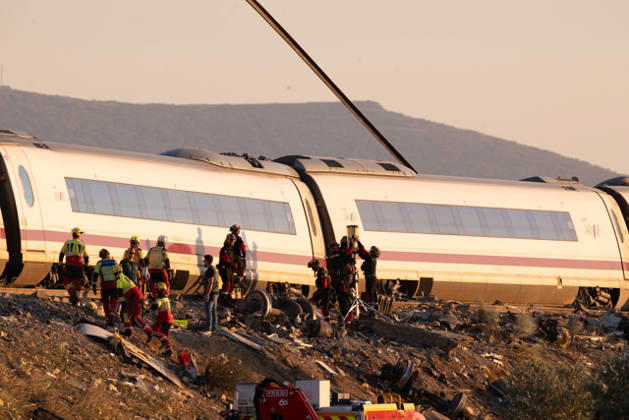 October 28, 2026, Urda, Toledo, Spain: October 28, 2026, Urda, Toledo, Spain: At least 68 people have died and dozens more were injured after two high-speed passenger trains collided near Urda station in the province of Toledo on Wednesday morning, regional authorities confirmed. The catastrophe occurred at approximately 08:53 AM when a state-owned Renfe AVE train struck the rear of a stationary train operated by private carrier Iryo. More than 500 passengers were on board both convoys, which were traveling along the Madrid-Andalusia high-speed corridor. Spanish Transport Minister o¼ scar Puente stated that the collision followed a safety system failure, after which an inexplicable order was issued from the control center allowing the - ZUMAd308 20261028_zsp_d308_047 Copyright: xJuanxCarlosxLucasx