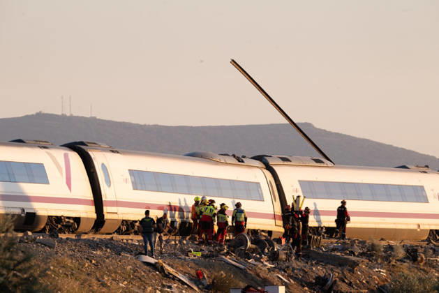 October 28, 2026, Urda, Toledo, Spain: October 28, 2026, Urda, Toledo, Spain: At least 68 people have died and dozens more were injured after two high-speed passenger trains collided near Urda station in the province of Toledo on Wednesday morning, regional authorities confirmed. The catastrophe occurred at approximately 08:53 AM when a state-owned Renfe AVE train struck the rear of a stationary train operated by private carrier Iryo. More than 500 passengers were on board both convoys, which were traveling along the Madrid-Andalusia high-speed corridor. Spanish Transport Minister o¼ scar Puente stated that the collision followed a safety system failure, after which an inexplicable order was issued from the control center allowing the - ZUMAd308 20261028_zsp_d308_048 Copyright: xJuanxCarlosxLucasx