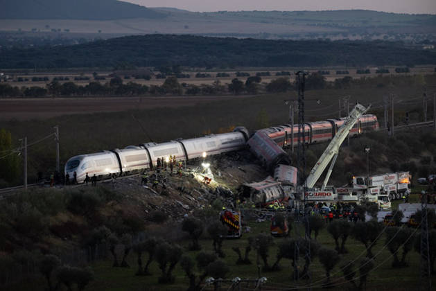 October 28, 2026, Urda, Toledo, Spain: October 28, 2026, Urda, Toledo, Spain: At least 68 people have died and dozens more were injured after two high-speed passenger trains collided near Urda station in the province of Toledo on Wednesday morning, regional authorities confirmed. The catastrophe occurred at approximately 08:53 AM when a state-owned Renfe AVE train struck the rear of a stationary train operated by private carrier Iryo. More than 500 passengers were on board both convoys, which were traveling along the Madrid-Andalusia high-speed corridor. Spanish Transport Minister o¼ scar Puente stated that the collision followed a safety system failure, after which an inexplicable order was issued from the control center allowing the - ZUMAd308 20261028_zsp_d308_081 Copyright: xJuanxCarlosxLucasx