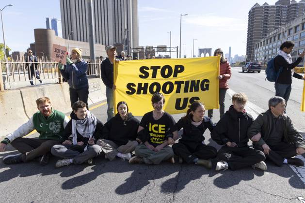 News Bilder des Tages October 28, 2026, New York, New York, USA: Anti-ICE (U.S. Immigration and Customs Enforcement) demonstrators sit in the roadway on the Brooklyn Bridge with a banner that reads STOP SHOOTING US protesting the continued detainment of O. Belgal, who was shot by federal agents in the Bronx with his 5-yr-old son in the car. The demonstration stopped Brooklyn bound traffic and results in arrests by NYPD. Protesters call for ICE out of New York. New York USA - ZUMAr174 20261028_znp_r174_001 Copyright: xGinaxMxRandazzox