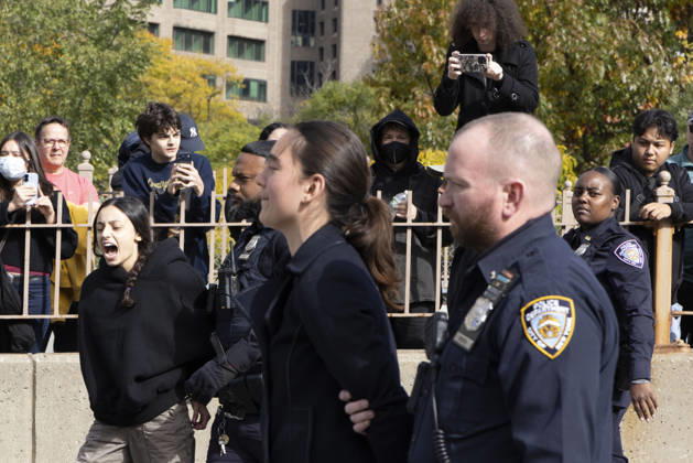 October 28, 2026, New York, New York, USA: Anti-ICE (U.S. Immigration and Customs Enforcement) demonstrators are arrested by NYPD after blockading the roadway and stopping traffic on the Brooklyn Bridge protesting the continued detainment of O. Belgal, who was shot by federal agents in the Bronx with his 5-yr-old son in the car. Protesters call for ICE out of New York. New York USA - ZUMAr174 20261028_znp_r174_021 Copyright: xGinaxMxRandazzox