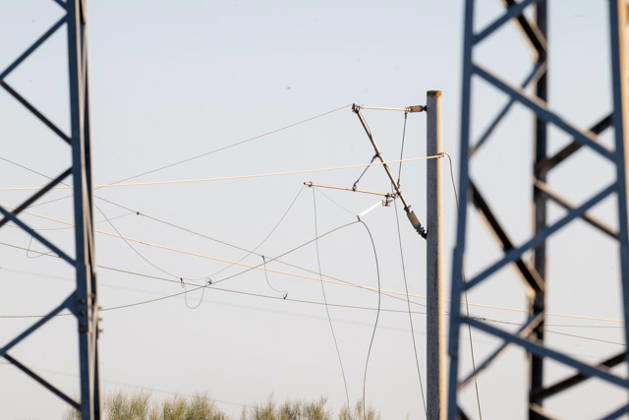October 28, 2026, Urda, Toledo, Spain: October 28, 2026, Urda, Toledo, Spain: At least 68 people have died and dozens more were injured after two high-speed passenger trains collided near Urda station in the province of Toledo on Wednesday morning, regional authorities confirmed. The catastrophe occurred at approximately 08:53 AM when a state-owned Renfe AVE train struck the rear of a stationary train operated by private carrier Iryo. More than 500 passengers were on board both convoys, which were traveling along the Madrid-Andalusia high-speed corridor. Spanish Transport Minister ü scar Puente stated that the collision followed a safety system failure, after which an inexplicable order was issued from the control center allowing the A - ZUMAd308 20261028_zsp_d308_022 Copyright: xJuanxCarlosxLucasx