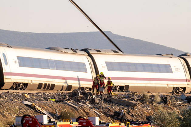 October 28, 2026, Urda, Toledo, Spain: October 28, 2026, Urda, Toledo, Spain: At least 68 people have died and dozens more were injured after two high-speed passenger trains collided near Urda station in the province of Toledo on Wednesday morning, regional authorities confirmed. The catastrophe occurred at approximately 08:53 AM when a state-owned Renfe AVE train struck the rear of a stationary train operated by private carrier Iryo. More than 500 passengers were on board both convoys, which were traveling along the Madrid-Andalusia high-speed corridor. Spanish Transport Minister ü scar Puente stated that the collision followed a safety system failure, after which an inexplicable order was issued from the control center allowing the A - ZUMAd308 20261028_zsp_d308_026 Copyright: xJuanxCarlosxLucasx