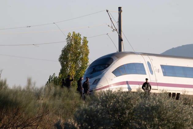 October 28, 2026, Urda, Toledo, Spain: October 28, 2026, Urda, Toledo, Spain: At least 68 people have died and dozens more were injured after two high-speed passenger trains collided near Urda station in the province of Toledo on Wednesday morning, regional authorities confirmed. The catastrophe occurred at approximately 08:53 AM when a state-owned Renfe AVE train struck the rear of a stationary train operated by private carrier Iryo. More than 500 passengers were on board both convoys, which were traveling along the Madrid-Andalusia high-speed corridor. Spanish Transport Minister ü scar Puente stated that the collision followed a safety system failure, after which an inexplicable order was issued from the control center allowing the A - ZUMAd308 20261028_zsp_d308_029 Copyright: xJuanxCarlosxLucasx
