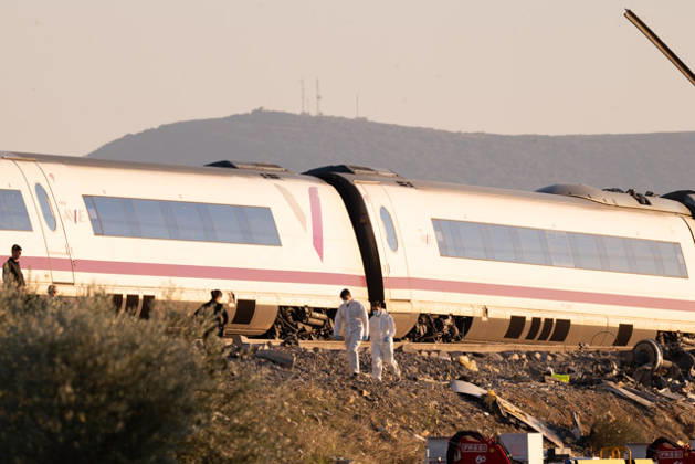 October 28, 2026, Urda, Toledo, Spain: October 28, 2026, Urda, Toledo, Spain: At least 68 people have died and dozens more were injured after two high-speed passenger trains collided near Urda station in the province of Toledo on Wednesday morning, regional authorities confirmed. The catastrophe occurred at approximately 08:53 AM when a state-owned Renfe AVE train struck the rear of a stationary train operated by private carrier Iryo. More than 500 passengers were on board both convoys, which were traveling along the Madrid-Andalusia high-speed corridor. Spanish Transport Minister ü scar Puente stated that the collision followed a safety system failure, after which an inexplicable order was issued from the control center allowing the A - ZUMAd308 20261028_zsp_d308_035 Copyright: xJuanxCarlosxLucasx