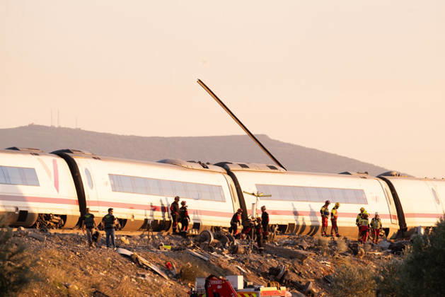 October 28, 2026, Urda, Toledo, Spain: October 28, 2026, Urda, Toledo, Spain: At least 68 people have died and dozens more were injured after two high-speed passenger trains collided near Urda station in the province of Toledo on Wednesday morning, regional authorities confirmed. The catastrophe occurred at approximately 08:53 AM when a state-owned Renfe AVE train struck the rear of a stationary train operated by private carrier Iryo. More than 500 passengers were on board both convoys, which were traveling along the Madrid-Andalusia high-speed corridor. Spanish Transport Minister ü scar Puente stated that the collision followed a safety system failure, after which an inexplicable order was issued from the control center allowing the A - ZUMAd308 20261028_zsp_d308_049 Copyright: xJuanxCarlosxLucasx