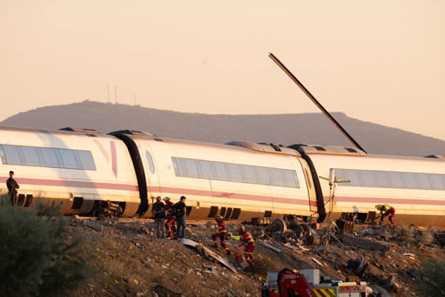 News Bilder des Tages October 28, 2026, Urda, Toledo, Spain: October 28, 2026, Urda, Toledo, Spain: At least 68 people have died and dozens more were injured after two high-speed passenger trains collided near Urda station in the province of Toledo on Wednesday morning, regional authorities confirmed. The catastrophe occurred at approximately 08:53 AM when a state-owned Renfe AVE train struck the rear of a stationary train operated by private carrier Iryo. More than 500 passengers were on board both convoys, which were traveling along the Madrid-Andalusia high-speed corridor. Spanish Transport Minister ü scar Puente stated that the collision followed a safety system failure, after which an inexplicable order was issued from the control center allowing the A - ZUMAd308 20261028_zsp_d308_051 Copyright: xJuanxCarlosxLucasx