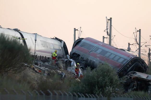 October 28, 2026, Urda, Toledo, Spain: October 28, 2026, Urda, Toledo, Spain: At least 68 people have died and dozens more were injured after two high-speed passenger trains collided near Urda station in the province of Toledo on Wednesday morning, regional authorities confirmed. The catastrophe occurred at approximately 08:53 AM when a state-owned Renfe AVE train struck the rear of a stationary train operated by private carrier Iryo. More than 500 passengers were on board both convoys, which were traveling along the Madrid-Andalusia high-speed corridor. Spanish Transport Minister ü scar Puente stated that the collision followed a safety system failure, after which an inexplicable order was issued from the control center allowing the A - ZUMAd308 20261028_zsp_d308_062 Copyright: xJuanxCarlosxLucasx