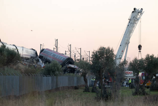 October 28, 2026, Urda, Toledo, Spain: October 28, 2026, Urda, Toledo, Spain: At least 68 people have died and dozens more were injured after two high-speed passenger trains collided near Urda station in the province of Toledo on Wednesday morning, regional authorities confirmed. The catastrophe occurred at approximately 08:53 AM when a state-owned Renfe AVE train struck the rear of a stationary train operated by private carrier Iryo. More than 500 passengers were on board both convoys, which were traveling along the Madrid-Andalusia high-speed corridor. Spanish Transport Minister ü scar Puente stated that the collision followed a safety system failure, after which an inexplicable order was issued from the control center allowing the A - ZUMAd308 20261028_zsp_d308_063 Copyright: xJuanxCarlosxLucasx