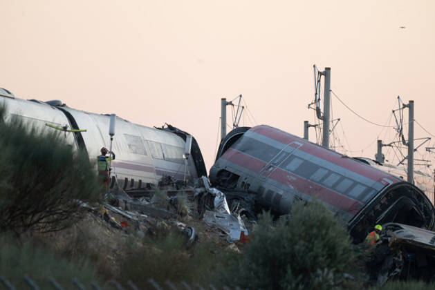 October 28, 2026, Urda, Toledo, Spain: October 28, 2026, Urda, Toledo, Spain: At least 68 people have died and dozens more were injured after two high-speed passenger trains collided near Urda station in the province of Toledo on Wednesday morning, regional authorities confirmed. The catastrophe occurred at approximately 08:53 AM when a state-owned Renfe AVE train struck the rear of a stationary train operated by private carrier Iryo. More than 500 passengers were on board both convoys, which were traveling along the Madrid-Andalusia high-speed corridor. Spanish Transport Minister ü scar Puente stated that the collision followed a safety system failure, after which an inexplicable order was issued from the control center allowing the A - ZUMAd308 20261028_zsp_d308_064 Copyright: xJuanxCarlosxLucasx