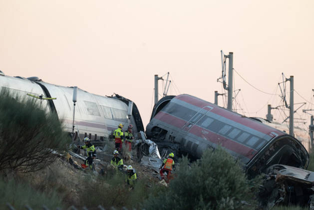 October 28, 2026, Urda, Toledo, Spain: October 28, 2026, Urda, Toledo, Spain: At least 68 people have died and dozens more were injured after two high-speed passenger trains collided near Urda station in the province of Toledo on Wednesday morning, regional authorities confirmed. The catastrophe occurred at approximately 08:53 AM when a state-owned Renfe AVE train struck the rear of a stationary train operated by private carrier Iryo. More than 500 passengers were on board both convoys, which were traveling along the Madrid-Andalusia high-speed corridor. Spanish Transport Minister ü scar Puente stated that the collision followed a safety system failure, after which an inexplicable order was issued from the control center allowing the A - ZUMAd308 20261028_zsp_d308_067 Copyright: xJuanxCarlosxLucasx