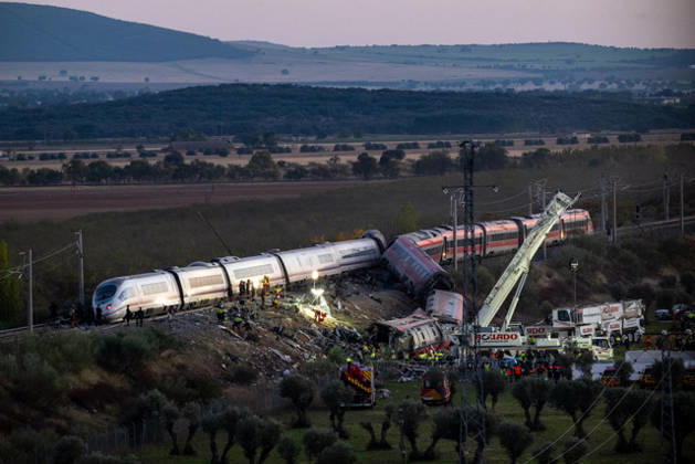 October 28, 2026, Urda, Toledo, Spain: October 28, 2026, Urda, Toledo, Spain: At least 68 people have died and dozens more were injured after two high-speed passenger trains collided near Urda station in the province of Toledo on Wednesday morning, regional authorities confirmed. The catastrophe occurred at approximately 08:53 AM when a state-owned Renfe AVE train struck the rear of a stationary train operated by private carrier Iryo. More than 500 passengers were on board both convoys, which were traveling along the Madrid-Andalusia high-speed corridor. Spanish Transport Minister ü scar Puente stated that the collision followed a safety system failure, after which an inexplicable order was issued from the control center allowing the A - ZUMAd308 20261028_zsp_d308_082 Copyright: xJuanxCarlosxLucasx
