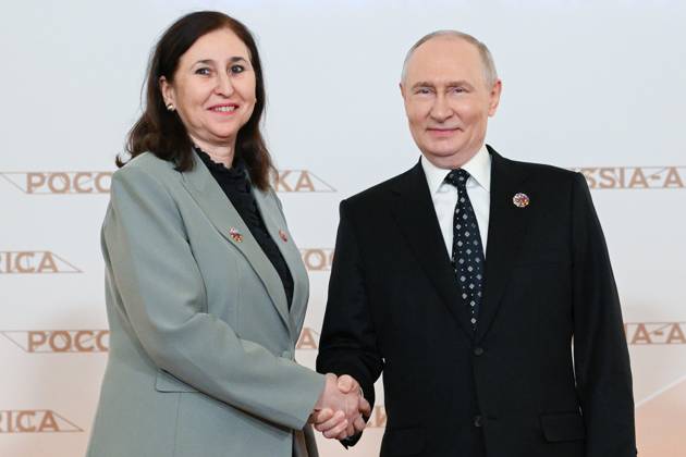 President Vladimir Putin officially greets heads of delegation at Russia-Africa Summit 9276202 28.10.2026 President Vladimir Putin during an official greeting ceremony for heads of delegation at the 3rd Russia-Africa Summit. Left: Prime Minister of Tunisia Sara Zaafarani. Alexandr Kryazhev Sputnik Crediting the source in the following order photographer s name Russia-Africa Summit and Economic and Humanitarian forum host ÑÄhoto agency is mandatory when using the photo Moscow Russia  Copyright: xAlexandrxKryazhevx