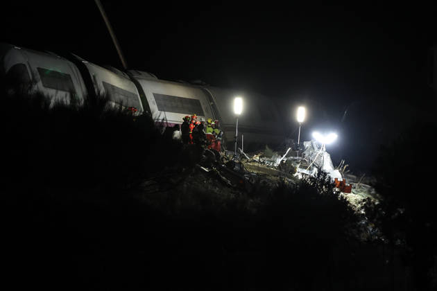 Two Trains Collide at Urda Station in Toledo Emergency responders are working through the night at the scene of the accident, on October 28, 2026, in Urda, Toledo, Castilla-La Mancha, Spain. Two trains collided on the morning of Wednesday, October 28, at the station in the Toledo town of Urda. Firefighters from the Alcázar de San Juan and Orgaz stations, Civil Protection teams from several surrounding towns, three medical helicopters, and two ambulances. OCTOBER 28, 2026 Alejandro Martínez Vé Urda, Toledo, Castile-La Mancha Urda, Toledo, Castile-La Mancha, Spain Copyright: xAlejandroxMartinezxVÃ lezx 7874989