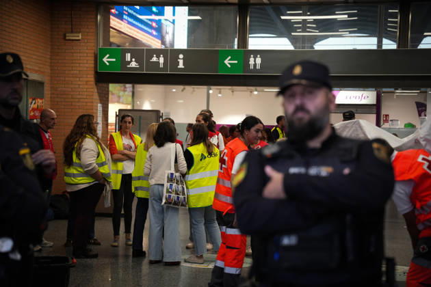 Madrid-Andalusia High-Speed Line Suspended Due to the Urda Toledo Accident. Passengers on the trains arrive in Córdoba following the rail accident in Urda Toledo, which has forced the suspension of service on the Madrid-Andalusia high-speed line. October 28, 2026, in Córdoba, Andalusia, Spain. Initial indications regarding the railway accident between Mora and Urda Toledo, which occurred shortly before 9:00 a.m. this Wednesday, suggest that a Renfe AVE may have struck an Iryo train from behind, causing two cars of the Iryo train to derail. October 28, 2026 María José Ló Córdoba, Andalusia, Spain Copyright: xMariaxJosà xLopezx 7875014