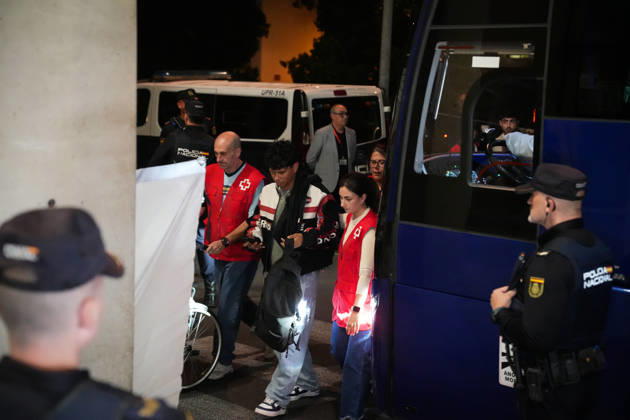 Madrid-Andalusia High-Speed Line Suspended Due to the Urda Toledo Accident. Passengers on the trains arrive in Córdoba following the rail accident in Urda Toledo, which has forced the suspension of service on the Madrid-Andalusia high-speed line. October 28, 2026, in Córdoba, Andalusia, Spain. Initial indications regarding the railway accident between Mora and Urda Toledo, which occurred shortly before 9:00 a.m. this Wednesday, suggest that a Renfe AVE may have struck an Iryo train from behind, causing two cars of the Iryo train to derail. OCTOBER 28, 2026 María José Ló Córdoba, Andalusia, Spain Copyright: xMariaxJosà xLopezx 7875017