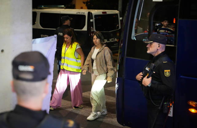 Madrid-Andalusia High-Speed Line Suspended Due to the Urda Toledo Accident. Passengers on the trains arrive in Córdoba following the rail accident in Urda Toledo, which has forced the suspension of service on the Madrid-Andalusia high-speed line. October 28, 2026, in Córdoba, Andalusia, Spain. Initial indications regarding the railway accident between Mora and Urda Toledo, which occurred shortly before 9:00 a.m. this Wednesday, suggest that a Renfe AVE may have struck an Iryo train from behind, causing two cars of the Iryo train to derail. OCTOBER 28, 2026 María José Ló Córdoba, Andalusia, Spain Copyright: xMariaxJosà xLopezx 7875019