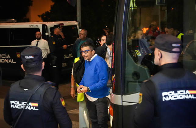 Madrid-Andalusia High-Speed Line Suspended Due to the Urda Toledo Accident. Passengers on the trains arrive in Córdoba following the rail accident in Urda Toledo, which has forced the suspension of service on the Madrid-Andalusia high-speed line. October 28, 2026, in Córdoba, Andalusia, Spain. Initial indications regarding the railway accident between Mora and Urda Toledo, which occurred shortly before 9:00 a.m. this Wednesday, suggest that a Renfe AVE may have struck an Iryo train from behind, causing two cars of the Iryo train to derail. OCTOBER 28, 2026 María José Ló Córdoba, Andalusia, Spain Copyright: xMariaxJosà xLopezx 7875029