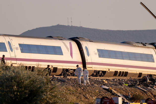 October 28, 2026, Urda, Toledo, Spain: October 28, 2026, Urda, Toledo, Spain: October 28, 2026, Urda, Toledo, Spain: At least 68 people have died and dozens more were injured after two high-speed passenger trains collided near Urda station in the province of Toledo on Wednesday morning, regional authorities confirmed. The catastrophe occurred at approximately 08:53 AM when a state-owned Renfe AVE train struck the rear of a stationary train operated by private carrier Iryo. More than 500 passengers were on board both convoys, which were traveling along the Madrid-Andalusia high-speed corridor. Spanish Transport Minister ü scar Puente stated that the collision followed a safety system failure, after which an inexplicable order was issued - ZUMAd308 20261028_zsp_d308_106 Copyright: xJuanxCarlosxLucasx