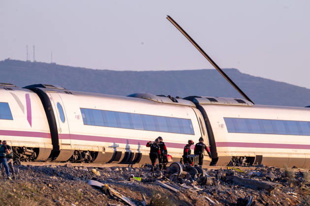 October 28, 2026, Urda, Toledo, Spain: October 28, 2026, Urda, Toledo, Spain: October 28, 2026, Urda, Toledo, Spain: At least 68 people have died and dozens more were injured after two high-speed passenger trains collided near Urda station in the province of Toledo on Wednesday morning, regional authorities confirmed. The catastrophe occurred at approximately 08:53 AM when a state-owned Renfe AVE train struck the rear of a stationary train operated by private carrier Iryo. More than 500 passengers were on board both convoys, which were traveling along the Madrid-Andalusia high-speed corridor. Spanish Transport Minister ü scar Puente stated that the collision followed a safety system failure, after which an inexplicable order was issued - ZUMAd308 20261028_zsp_d308_113 Copyright: xJuanxCarlosxLucasx