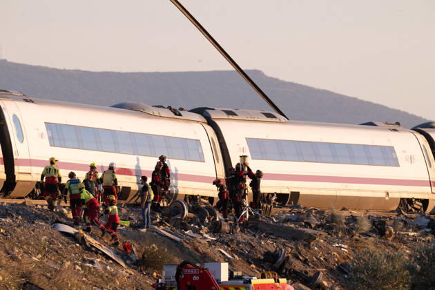 October 28, 2026, Urda, Toledo, Spain: October 28, 2026, Urda, Toledo, Spain: October 28, 2026, Urda, Toledo, Spain: At least 68 people have died and dozens more were injured after two high-speed passenger trains collided near Urda station in the province of Toledo on Wednesday morning, regional authorities confirmed. The catastrophe occurred at approximately 08:53 AM when a state-owned Renfe AVE train struck the rear of a stationary train operated by private carrier Iryo. More than 500 passengers were on board both convoys, which were traveling along the Madrid-Andalusia high-speed corridor. Spanish Transport Minister ü scar Puente stated that the collision followed a safety system failure, after which an inexplicable order was issued - ZUMAd308 20261028_zsp_d308_118 Copyright: xJuanxCarlosxLucasx