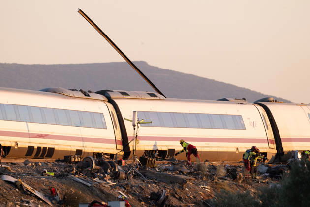 October 28, 2026, Urda, Toledo, Spain: October 28, 2026, Urda, Toledo, Spain: October 28, 2026, Urda, Toledo, Spain: At least 68 people have died and dozens more were injured after two high-speed passenger trains collided near Urda station in the province of Toledo on Wednesday morning, regional authorities confirmed. The catastrophe occurred at approximately 08:53 AM when a state-owned Renfe AVE train struck the rear of a stationary train operated by private carrier Iryo. More than 500 passengers were on board both convoys, which were traveling along the Madrid-Andalusia high-speed corridor. Spanish Transport Minister ü scar Puente stated that the collision followed a safety system failure, after which an inexplicable order was issued - ZUMAd308 20261028_zsp_d308_121 Copyright: xJuanxCarlosxLucasx