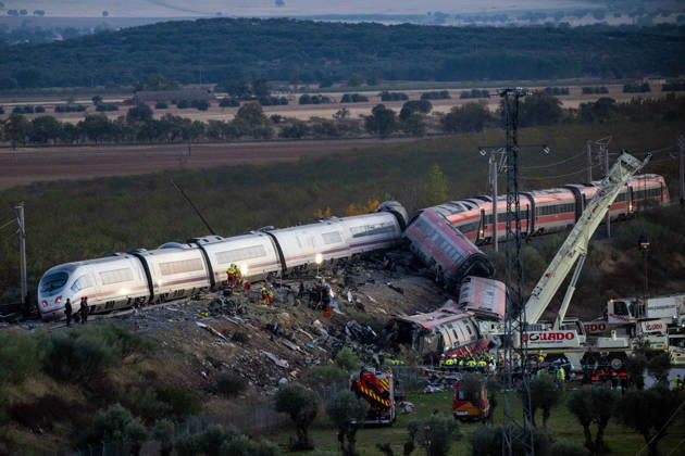 October 28, 2026, Urda, Toledo, Spain: October 28, 2026, Urda, Toledo, Spain: October 28, 2026, Urda, Toledo, Spain: At least 68 people have died and dozens more were injured after two high-speed passenger trains collided near Urda station in the province of Toledo on Wednesday morning, regional authorities confirmed. The catastrophe occurred at approximately 08:53 AM when a state-owned Renfe AVE train struck the rear of a stationary train operated by private carrier Iryo. More than 500 passengers were on board both convoys, which were traveling along the Madrid-Andalusia high-speed corridor. Spanish Transport Minister o¼ scar Puente stated that the collision followed a safety system failure, after which an inexplicable order was issu - ZUMAd308 20261028_zsp_d308_158 Copyright: xJuanxCarlosxLucasx