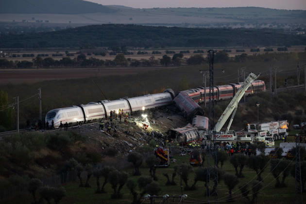 October 28, 2026, Urda, Toledo, Spain: October 28, 2026, Urda, Toledo, Spain: October 28, 2026, Urda, Toledo, Spain: At least 68 people have died and dozens more were injured after two high-speed passenger trains collided near Urda station in the province of Toledo on Wednesday morning, regional authorities confirmed. The catastrophe occurred at approximately 08:53 AM when a state-owned Renfe AVE train struck the rear of a stationary train operated by private carrier Iryo. More than 500 passengers were on board both convoys, which were traveling along the Madrid-Andalusia high-speed corridor. Spanish Transport Minister o¼ scar Puente stated that the collision followed a safety system failure, after which an inexplicable order was issu - ZUMAd308 20261028_zsp_d308_160 Copyright: xJuanxCarlosxLucasx