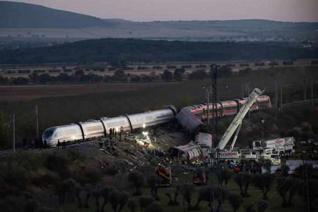 October 28, 2026, Urda, Toledo, Spain: October 28, 2026, Urda, Toledo, Spain: October 28, 2026, Urda, Toledo, Spain: At least 68 people have died and dozens more were injured after two high-speed passenger trains collided near Urda station in the province of Toledo on Wednesday morning, regional authorities confirmed. The catastrophe occurred at approximately 08:53 AM when a state-owned Renfe AVE train struck the rear of a stationary train operated by private carrier Iryo. More than 500 passengers were on board both convoys, which were traveling along the Madrid-Andalusia high-speed corridor. Spanish Transport Minister o¼ scar Puente stated that the collision followed a safety system failure, after which an inexplicable order was issu - ZUMAd308 20261028_zsp_d308_161 Copyright: xJuanxCarlosxLucasx