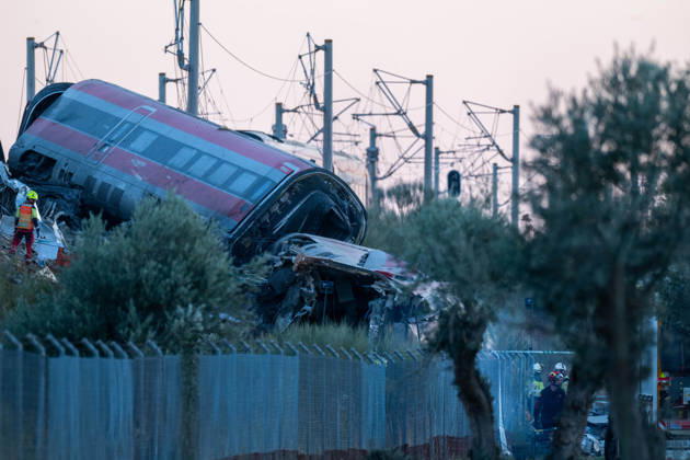October 28, 2026, Urda, Toledo, Spain: October 28, 2026, Urda, Toledo, Spain: October 28, 2026, Urda, Toledo, Spain: At least 68 people have died and dozens more were injured after two high-speed passenger trains collided near Urda station in the province of Toledo on Wednesday morning, regional authorities confirmed. The catastrophe occurred at approximately 08:53 AM when a state-owned Renfe AVE train struck the rear of a stationary train operated by private carrier Iryo. More than 500 passengers were on board both convoys, which were traveling along the Madrid-Andalusia high-speed corridor. Spanish Transport Minister ü scar Puente stated that the collision followed a safety system failure, after which an inexplicable order was issued - ZUMAd308 20261028_zsp_d308_131 Copyright: xJuanxCarlosxLucasx