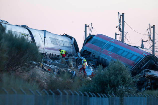 October 28, 2026, Urda, Toledo, Spain: October 28, 2026, Urda, Toledo, Spain: October 28, 2026, Urda, Toledo, Spain: At least 68 people have died and dozens more were injured after two high-speed passenger trains collided near Urda station in the province of Toledo on Wednesday morning, regional authorities confirmed. The catastrophe occurred at approximately 08:53 AM when a state-owned Renfe AVE train struck the rear of a stationary train operated by private carrier Iryo. More than 500 passengers were on board both convoys, which were traveling along the Madrid-Andalusia high-speed corridor. Spanish Transport Minister ü scar Puente stated that the collision followed a safety system failure, after which an inexplicable order was issued - ZUMAd308 20261028_zsp_d308_132 Copyright: xJuanxCarlosxLucasx