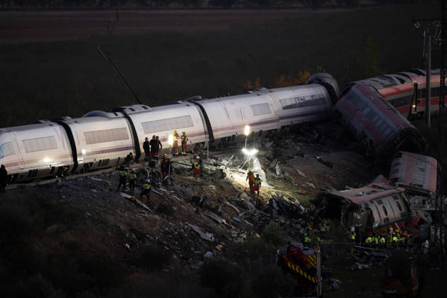 October 28, 2026, Urda, Toledo, Spain: October 28, 2026, Urda, Toledo, Spain: October 28, 2026, Urda, Toledo, Spain: At least 68 people have died and dozens more were injured after two high-speed passenger trains collided near Urda station in the province of Toledo on Wednesday morning, regional authorities confirmed. The catastrophe occurred at approximately 08:53 AM when a state-owned Renfe AVE train struck the rear of a stationary train operated by private carrier Iryo. More than 500 passengers were on board both convoys, which were traveling along the Madrid-Andalusia high-speed corridor. Spanish Transport Minister o¼ scar Puente stated that the collision followed a safety system failure, after which an inexplicable order was issu - ZUMAd308 20261028_zsp_d308_164 Copyright: xJuanxCarlosxLucasx