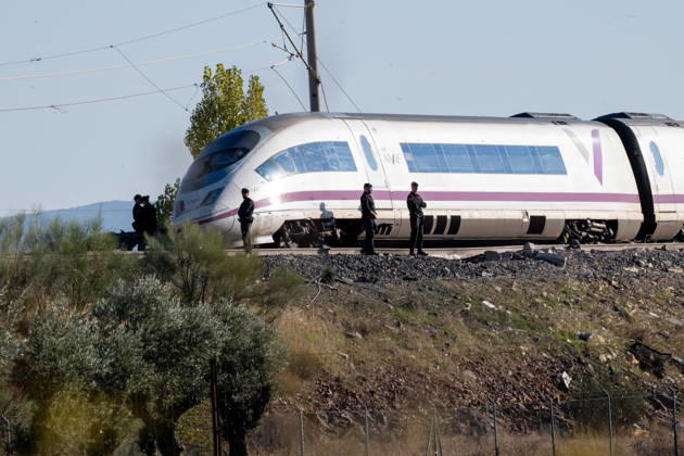 October 28, 2026, Urda, Toledo, Spain: October 28, 2026, Urda, Toledo, Spain: October 28, 2026, Urda, Toledo, Spain: At least 68 people have died and dozens more were injured after two high-speed passenger trains collided near Urda station in the province of Toledo on Wednesday morning, regional authorities confirmed. The catastrophe occurred at approximately 08:53 AM when a state-owned Renfe AVE train struck the rear of a stationary train operated by private carrier Iryo. More than 500 passengers were on board both convoys, which were traveling along the Madrid-Andalusia high-speed corridor. Spanish Transport Minister ü scar Puente stated that the collision followed a safety system failure, after which an inexplicable order was issued - ZUMAd308 20261028_zsp_d308_142 Copyright: xJuanxCarlosxLucasx