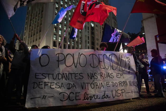 SãO PAULO, SP - 28.10.2026: ATO CONTRA RICARDO NUNES - Student movements are holding a protest this Wednesday (28) against Ricardo Nunes, mayor of São Paulo, at Viaduto do Chá, in front of the city hall. The head of the municipal executive is accused of failing to comply with a determination by the Electoral Court that required 100% of the bus fleet on the streets during the day of the second round of the 2026 Elections. x3040259x  RodileixMorais