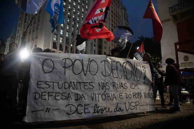 SãO PAULO, SP - 28.10.2026: ATO CONTRA RICARDO NUNES - Student movements are holding a protest this Wednesday (28) against Ricardo Nunes, mayor of São Paulo, at Viaduto do Chá, in front of the city hall. The head of the municipal executive is accused of failing to comply with a determination by the Electoral Court that required 100% of the bus fleet on the streets during the day of the second round of the 2026 Elections. x3040266x  RodileixMorais
