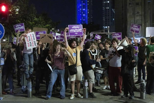 Protest to demand the formation of a joint Arab-Jewish government in Tel Aviv TEL AVIV, ISRAEL - OCTOBER 28: Left-wing Israelis gather to demand a joint government of Arabs and Jews and block roads in Tel Aviv, Israel on October 28, 2026. Mostafa Alkharouf Anadolu Tel Aviv Israel. Editorial use only. Please get in touch for any other usage.  Copyright: x2026xAnadoluxMostafaxAlkharoufx