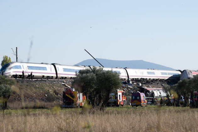 October 28, 2026, Urda, Toledo, Spain: October 28, 2026, Urda, Toledo, Spain: October 28, 2026, Urda, Toledo, Spain: At least 68 people have died and dozens more were injured after two high-speed passenger trains collided near Urda station in the province of Toledo on Wednesday morning, regional authorities confirmed. The catastrophe occurred at approximately 08:53 AM when a state-owned Renfe AVE train struck the rear of a stationary train operated by private carrier Iryo. More than 500 passengers were on board both convoys, which were traveling along the Madrid-Andalusia high-speed corridor. Spanish Transport Minister ü scar Puente stated that the collision followed a safety system failure, after which an inexplicable order was issued - ZUMAd308 20261028_zsp_d308_176 Copyright: xJuanxCarlosxLucasx
