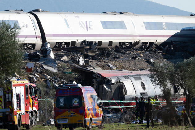 October 28, 2026, Urda, Toledo, Spain: At least 68 people have died and dozens more were injured after two high-speed passenger trains collided near Urda station in the province of Toledo on Wednesday morning, regional authorities confirmed. The catastrophe occurred at approximately 08:53 AM when a state-owned Renfe AVE train struck the rear of a stationary train operated by private carrier Iryo. More than 500 passengers were on board both convoys, which were traveling along the Madrid-Andalusia high-speed corridor. Spanish Transport Minister Puente stated that the collision followed a safety system failure, after which an inexplicable order was issued from the control center allowing the AVE to proceed despite a red signal. Prime Minis - ZUMAd308 20261028_zsp_d308_177 Copyright: xJuanxCarlosxLucasx