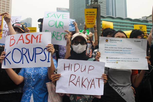 Indonesians protest government policies JAKARTA, INDONESIA - OCTOBER 28, 2026: Several students stage a protest in Jakarta, Indonesia, on October 28, 2026. Hundreds of students took to the streets, calling on the government to declare wildfires and haze a national disaster, improve oversight of state budget spending, and reduce fuel and staple food prices. Jakarta Indonesia Copyright: x xMuhammadxRizkyxFadhlurahmanx xJNAxPressx