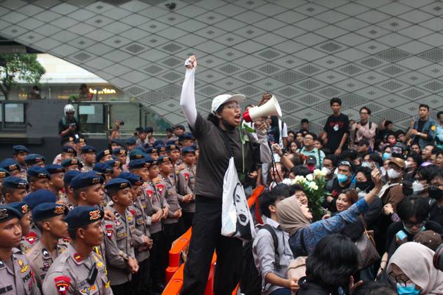 Indonesians protest government policies JAKARTA, INDONESIA - OCTOBER 28, 2026: Several students stage a protest in Jakarta, Indonesia, on October 28, 2026. Hundreds of students took to the streets, calling on the government to declare wildfires and haze a national disaster, improve oversight of state budget spending, and reduce fuel and staple food prices. Jakarta Indonesia Copyright: x xMuhammadxRizkyxFadhlurahmanx xJNAxPressx