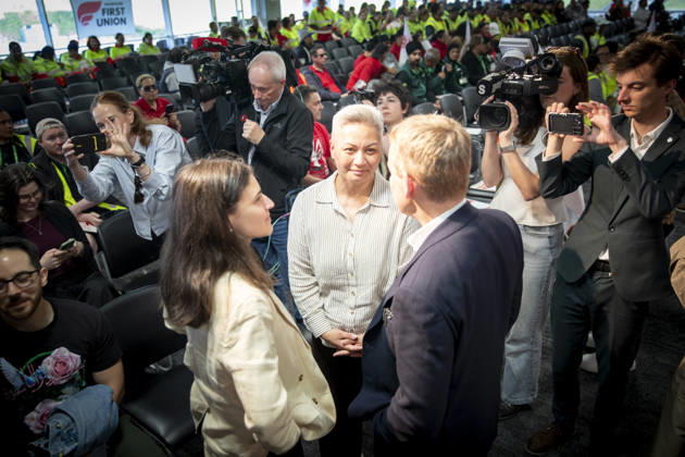 NZ ELECTION, Chloe Swarbrick (L) and Marama Davidson (C), co-leaders of the Green Party meet Chris Hipkins (R), leader of the Labour Party in Auckland, New Zealand, Thursday, October 29, 2026. New Zealanders have begun voting for their next government ahead of polling day on November 7. ( AUCKLAND New Zealand  Copyright: xChrisxMcKeenx 20261029138604997966
