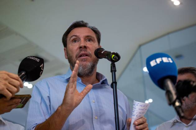 Press conference by Oscar Puente following the collision of two high-speed trains. in Madrid, Spain - 28 Oct 2026 Spain’s Minister of Transport, Óscar Puente, holds a press conference following a collision between two high-speed trains between the towns of Mora and Orgaz, in the province of Toledo. Madrid Spain Copyright: xDavidxCanalesx xSOPAxImagesx David-Canales-1462007