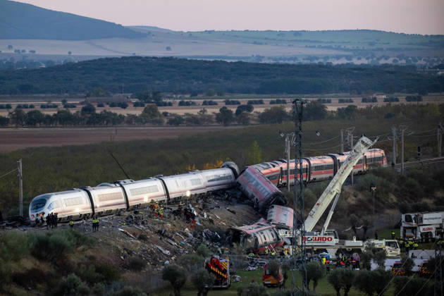 October 28, 2026, Urda, Toledo, Spain: Rescue workers at the deadly train colllision scene as night falls. At least 68 people have died and dozens more were injured after two high-speed passenger trains collided near Urda station in the province of Toledo at 08:53am when a state-owned Renfe AVE train struck the rear of a stationary train operated by private carrier Iryo. More than 500 passengers were on board both trains, which were traveling along the Madrid-Andalusia high-speed corridor. Spanish Transport Minister Puente stated that the collision followed a safety system failure. Urda Spain - ZUMAd308 20261028_zsp_d308_155 Copyright: xJuanxCarlosxLucasx
