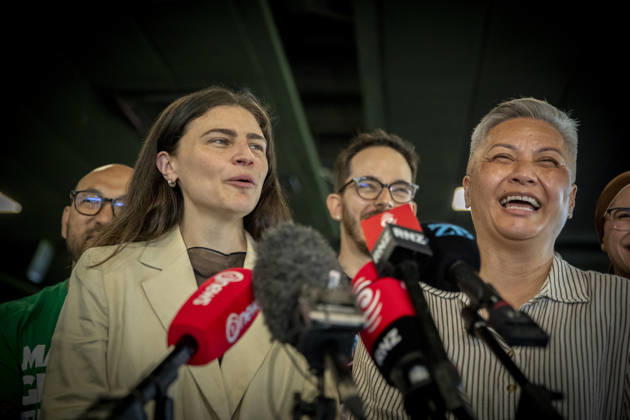 NZ ELECTION, Chloe Swarbrick (L) and Marama Davidson (R), co-leaders of the Green Party spoke to media in Auckland, New Zealand, Thursday, October 29, 2026. New Zealanders have begun voting for their next government ahead of polling day on November 7. ( AUCKLAND New Zealand  Copyright: xChrisxMcKeenx 20261029139523818642