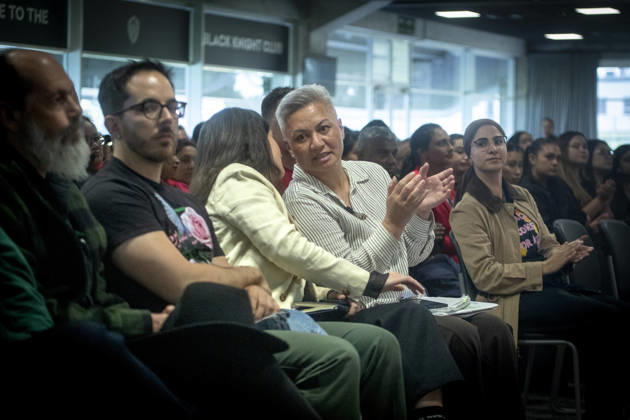 NZ ELECTION, Chloe Swarbrick (cream jacket) speaks to Marama Davidson (applauding), co-leaders of the Green Party at a union meeting in Auckland, New Zealand, Thursday, October 29, 2026. New Zealanders have begun voting for their next government ahead of polling day on November 7. ( AUCKLAND New Zealand  Copyright: xChrisxMcKeenx 20261029182934090270