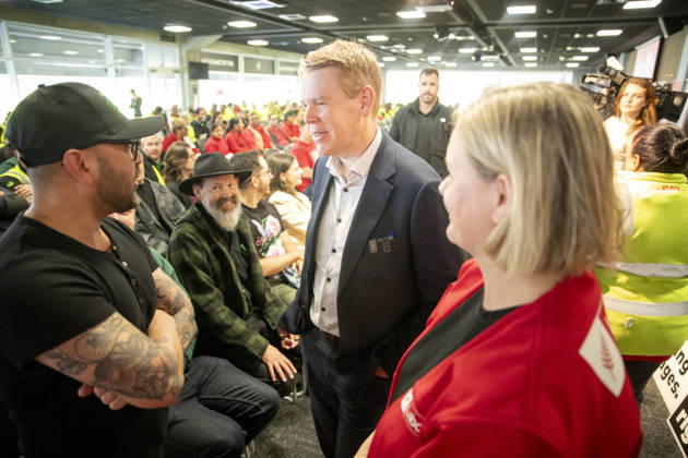 NZ ELECTION, Lawrence Xu-Nan (L), a Green Party MP, speaks to the Labour Party leader Chris Hipkins and Labour MP Camilla Belich in Auckland, New Zealand, Thursday, October 29, 2026. New Zealanders have begun voting for their next government ahead of polling day on November 7. ( AUCKLAND New Zealand  Copyright: xChrisxMcKeenx 20261029198781681847