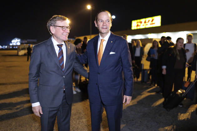 Johann Wadephul (CDU), Federal Minister of Foreign Affairs, visits Panama. Pictured here as he is greeted by the Minister of Foreign Affairs of the Republic of Panama, Javier Martinez Acha Vasques, at Tocumen Airport in Panama City, October 28, 2026. Photographed on behalf of the Federal Foreign Office, Panama City, Panama. Copyright: xThomasxImox