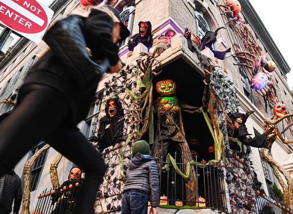 US Halloween Preparations 9276799 29.10.2026 A boy looks at the building decorated for the upcoming Halloween in New York City, the United States. Alexei Alekseyev Sputnik New York USA  Copyright: xAlexeixAlekseyevx