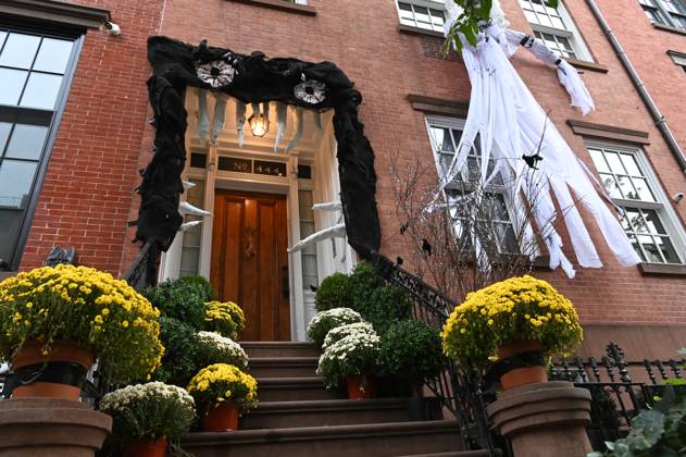 US Halloween Preparations 9276741 29.10.2026 A view shows a residential building decorated for the upcoming Halloween in New York City, the United States. Alexei Alekseyev Sputnik New York USA  Copyright: xAlexeixAlekseyevx